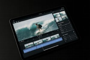 片手でiPad miniを持ち、手書きメモをしているような構成