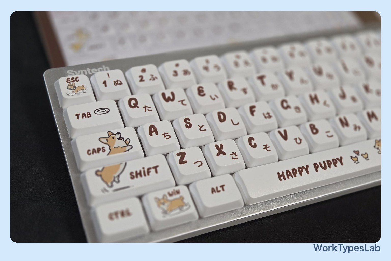 スペースバーの HAPPY PUPPY の文字と、キーに描かれたコーギーのイラスト