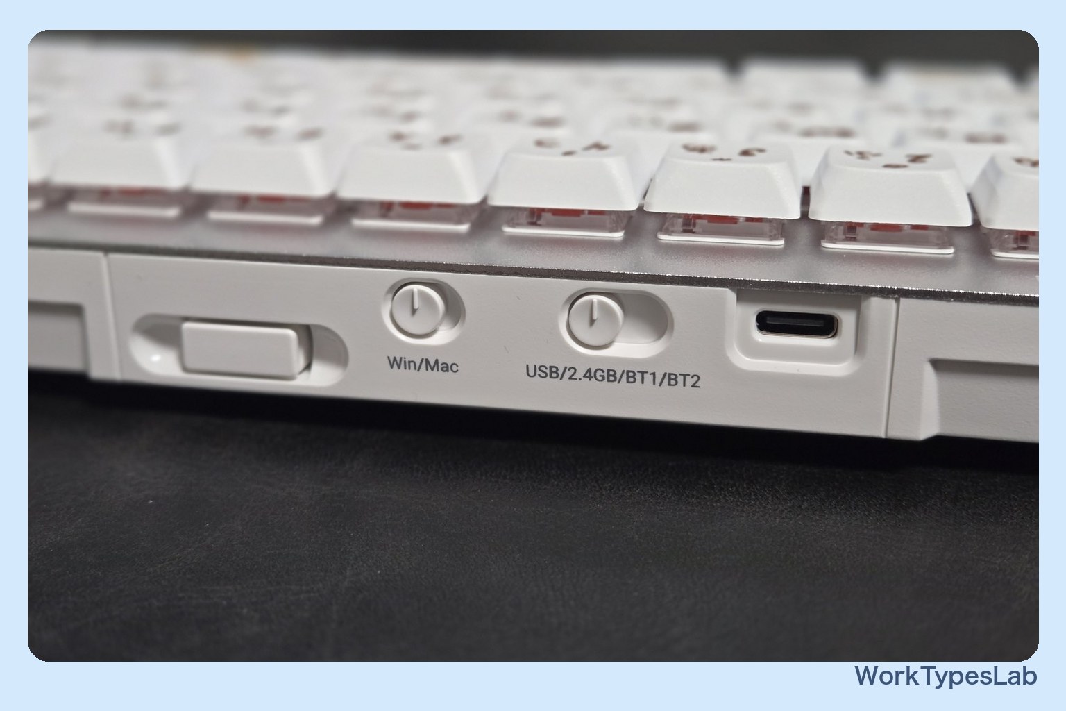 本体の奥側にある Win/Mac と USB/2.4GHz/BT1/BT2 の物理スイッチ、USB-Cポート