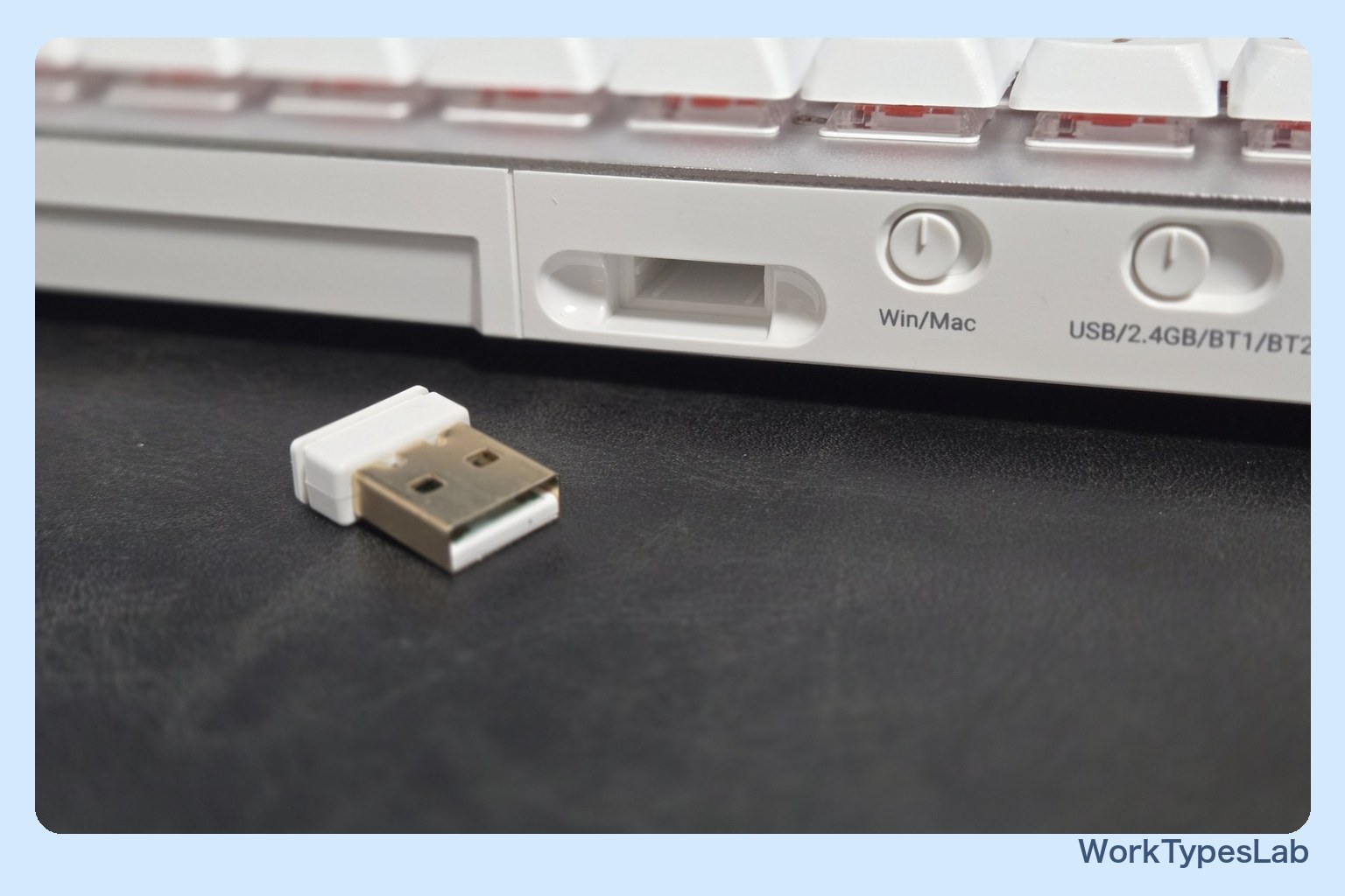 2.4GHz用のUSBドングルと、本体に設けられたドングル収納スロット