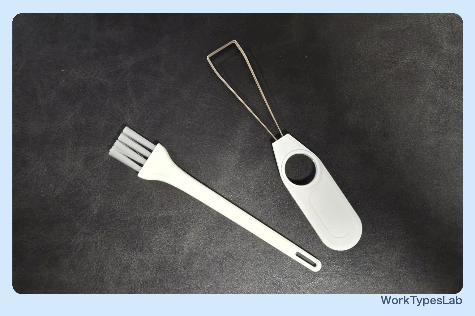 付属のキーキャップ引き抜き工具と掃除用ブラシ